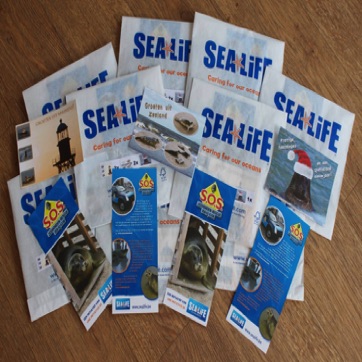 Zakjes met ansichtkaarten en Flyers.jpg